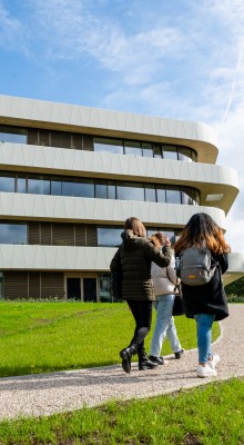 Studenten komen aan op campus Kortrijk